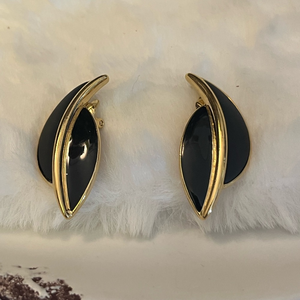 Trifari clip on earrings vintage